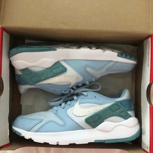 BRAND NEW WITH TAGS GIRLS 4.5 NIKE SNEAKERS